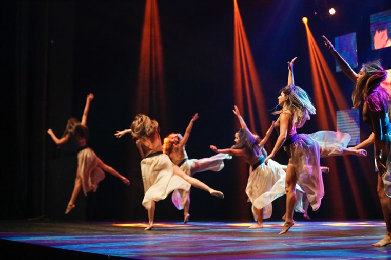 Tribe Dance Hold Your Dream 